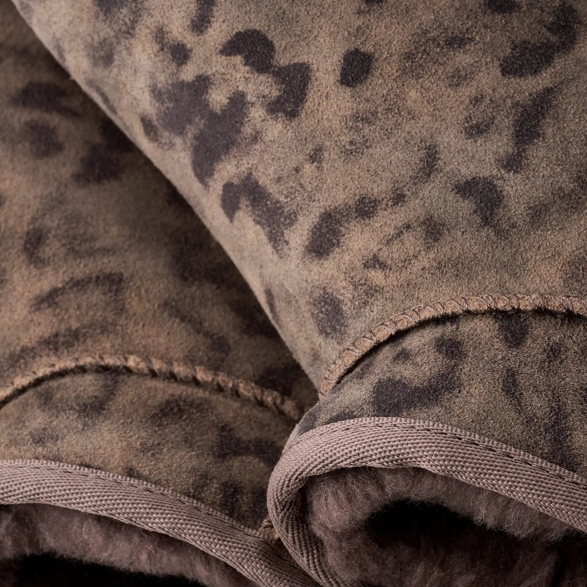 UGG Classic Ultra Mini Spotted Laars Bruin